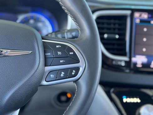 Used 2023 Chrysler Pacifica Touring-L image 18