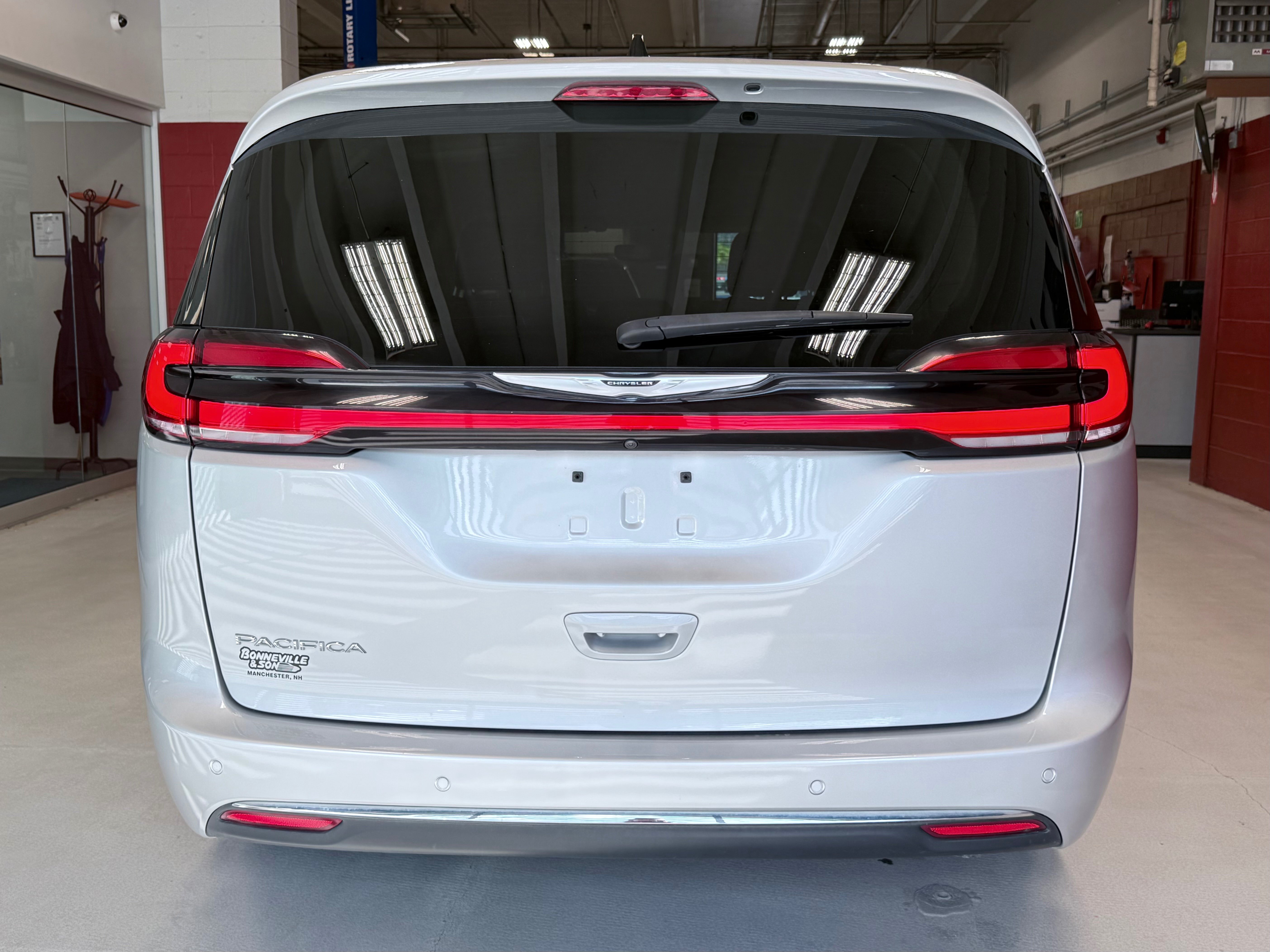 Used 2023 Chrysler Pacifica Touring-L FWD image 6