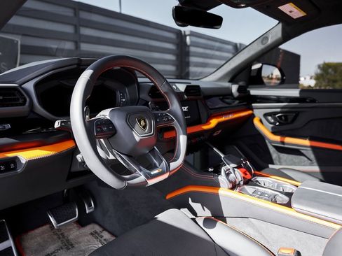 Used 2025 Lamborghini Urus SE image 2