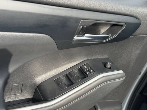 Used 2022 Toyota Highlander XLE AWD/4WD image 15