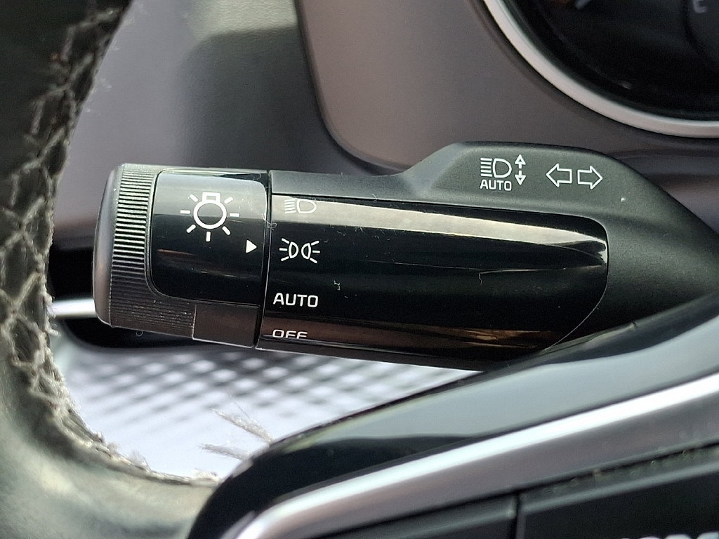Used 2024 Kia Carnival LX FWD image 24