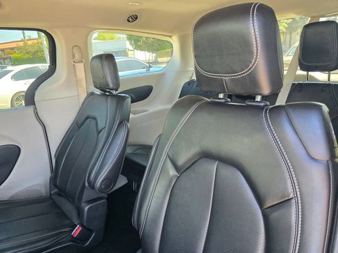 Certified 2024 Chrysler Pacifica Touring-L FWD image 16