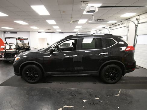 Used 2017 Nissan Rogue SV w/ Midnight Edition image 5