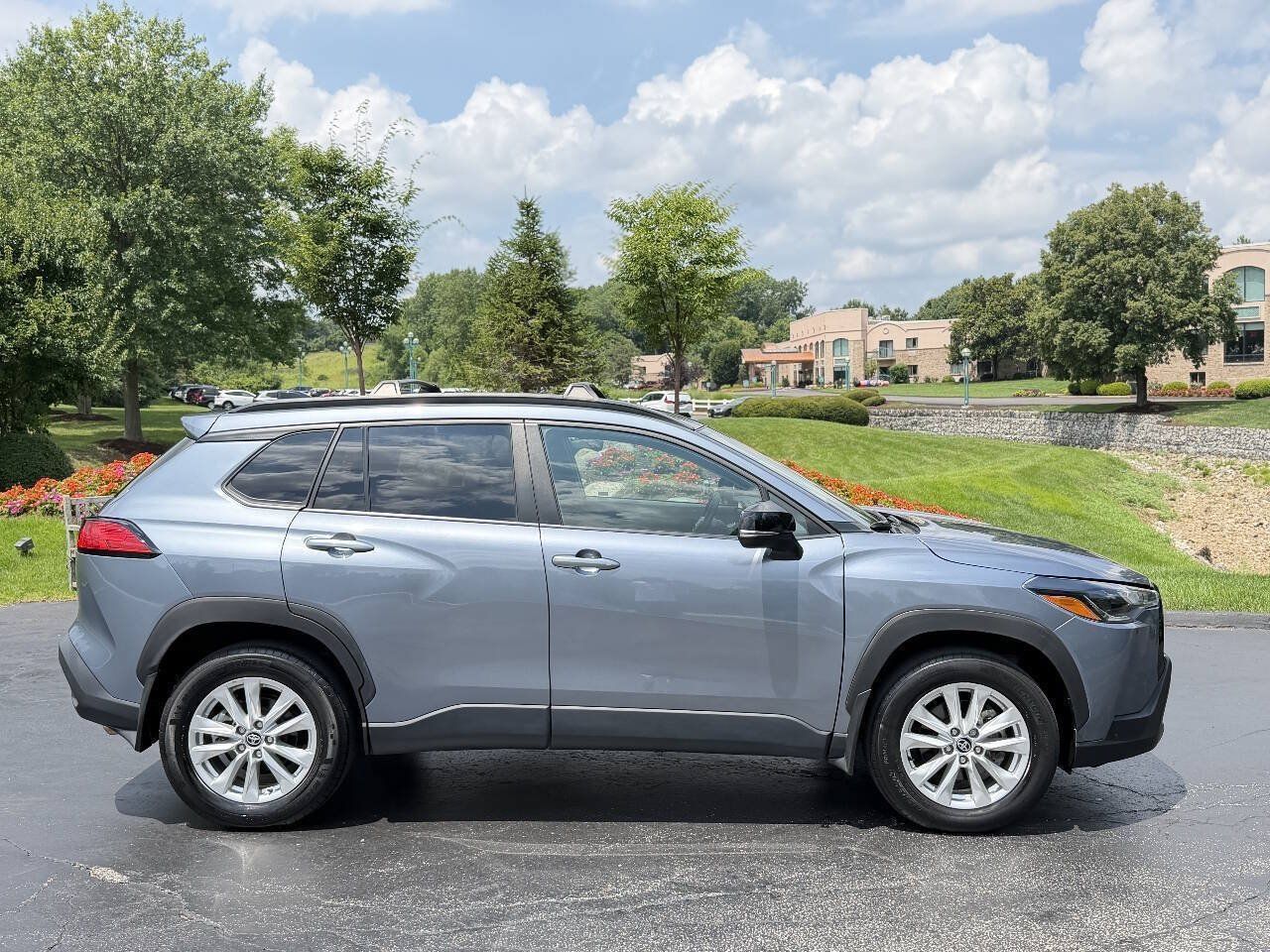 Used 2025 Toyota Corolla Cross LE AWD/4WD image 4