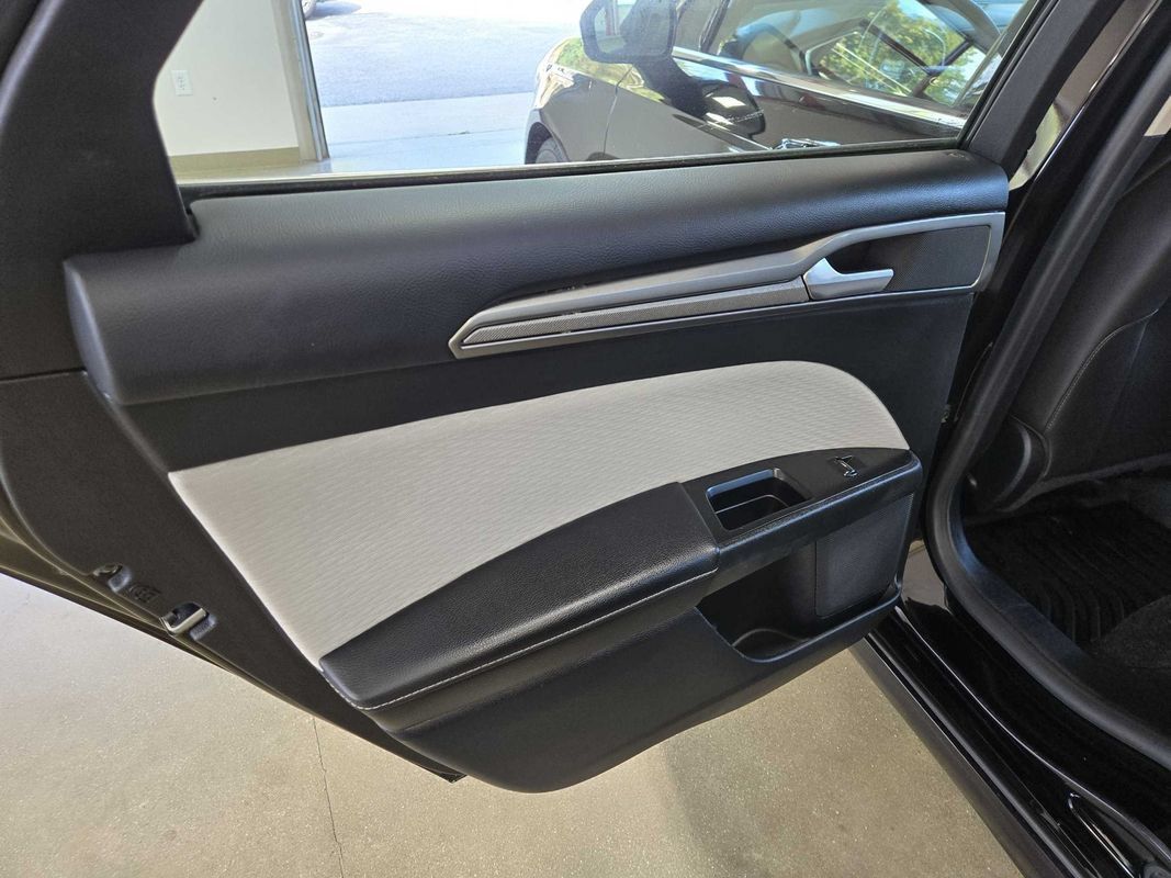 Used 2020 Ford Fusion SE w/ Equipment Group 151A FWD image 23