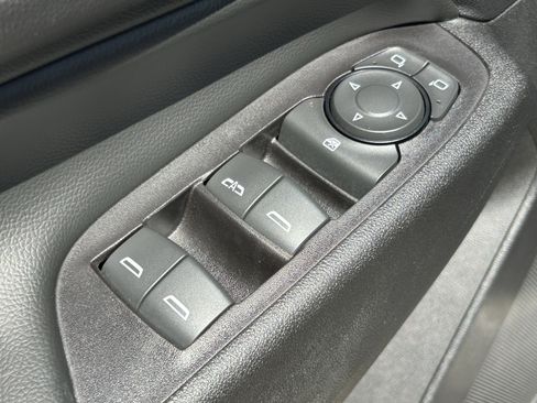 Used 2018 Chevrolet Equinox LT FWD image 16