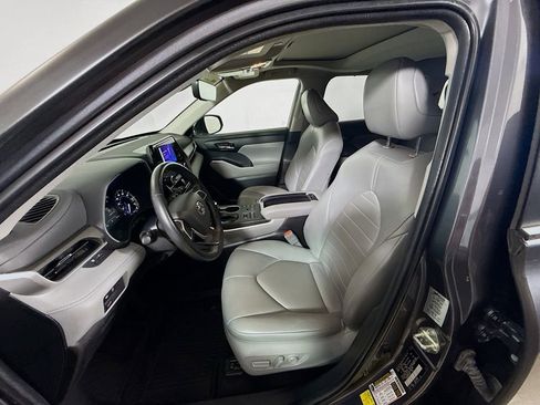 Certified 2023 Toyota Highlander XLE image 19
