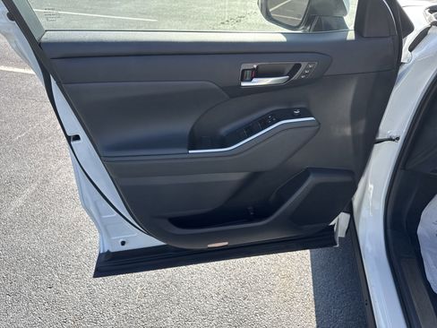 Used 2023 Toyota Highlander Bronze Edition image 23