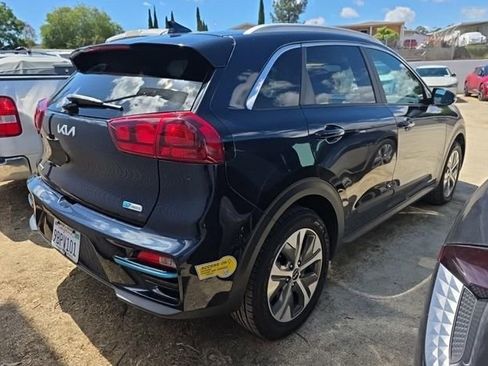 Certified 2022 Kia Niro EX FWD image 3