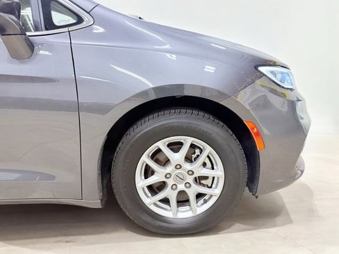 Used 2022 Chrysler Pacifica Touring-L image 6