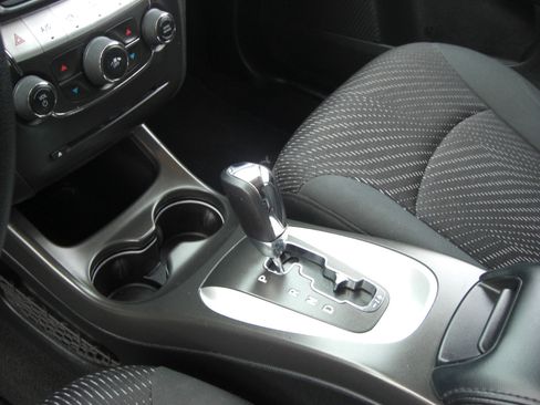 Used 2017 Dodge Journey SE w/ Flexible Seating Group image 8