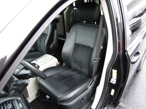 Used 2018 Dodge Grand Caravan SXT w/ Rear Park Assist Package image 26