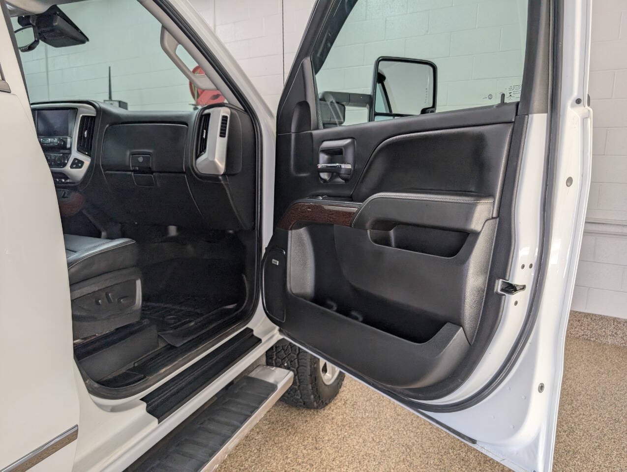Used 2016 GMC Sierra 2500 SLT w/ Driver Alert Package AWD/4WD image 17