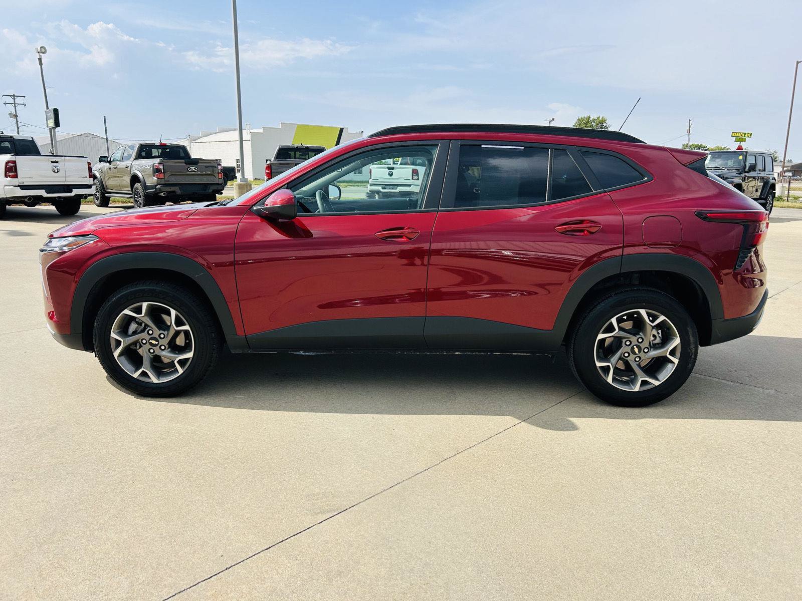 Used 2025 Chevrolet Trax LT FWD image 31