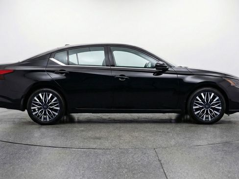 Used 2025 Nissan Altima 2.5 SV FWD image 11