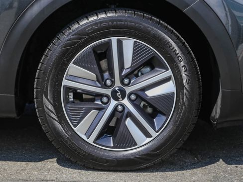 Used 2022 Kia Niro EX image 9