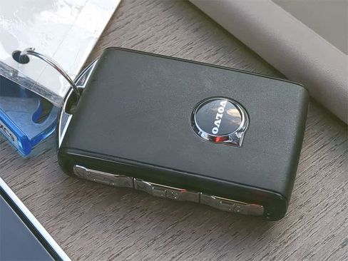 New 2026 Volvo XC90 B6 Plus w/ Protection Package Premier image 32