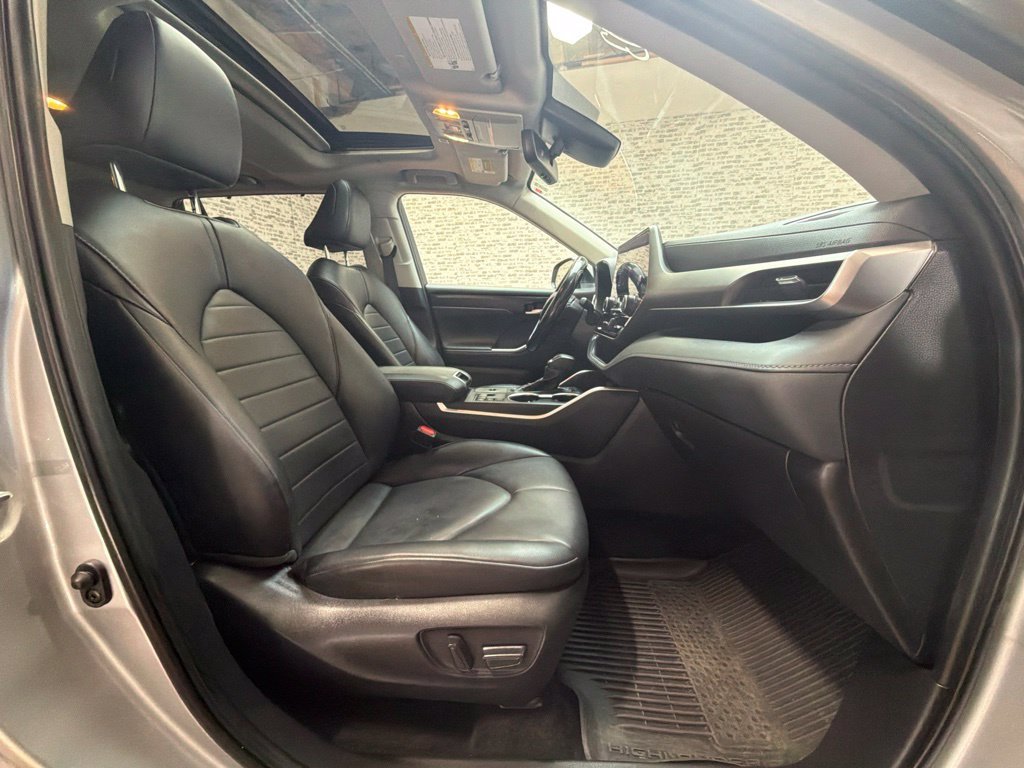 Used 2023 Toyota Highlander XLE FWD image 11