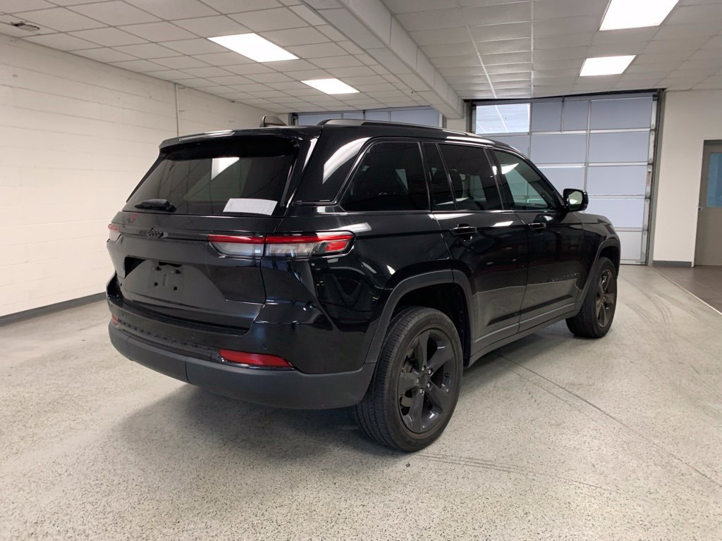 Used 2023 Jeep Grand Cherokee Altitude AWD/4WD image 5