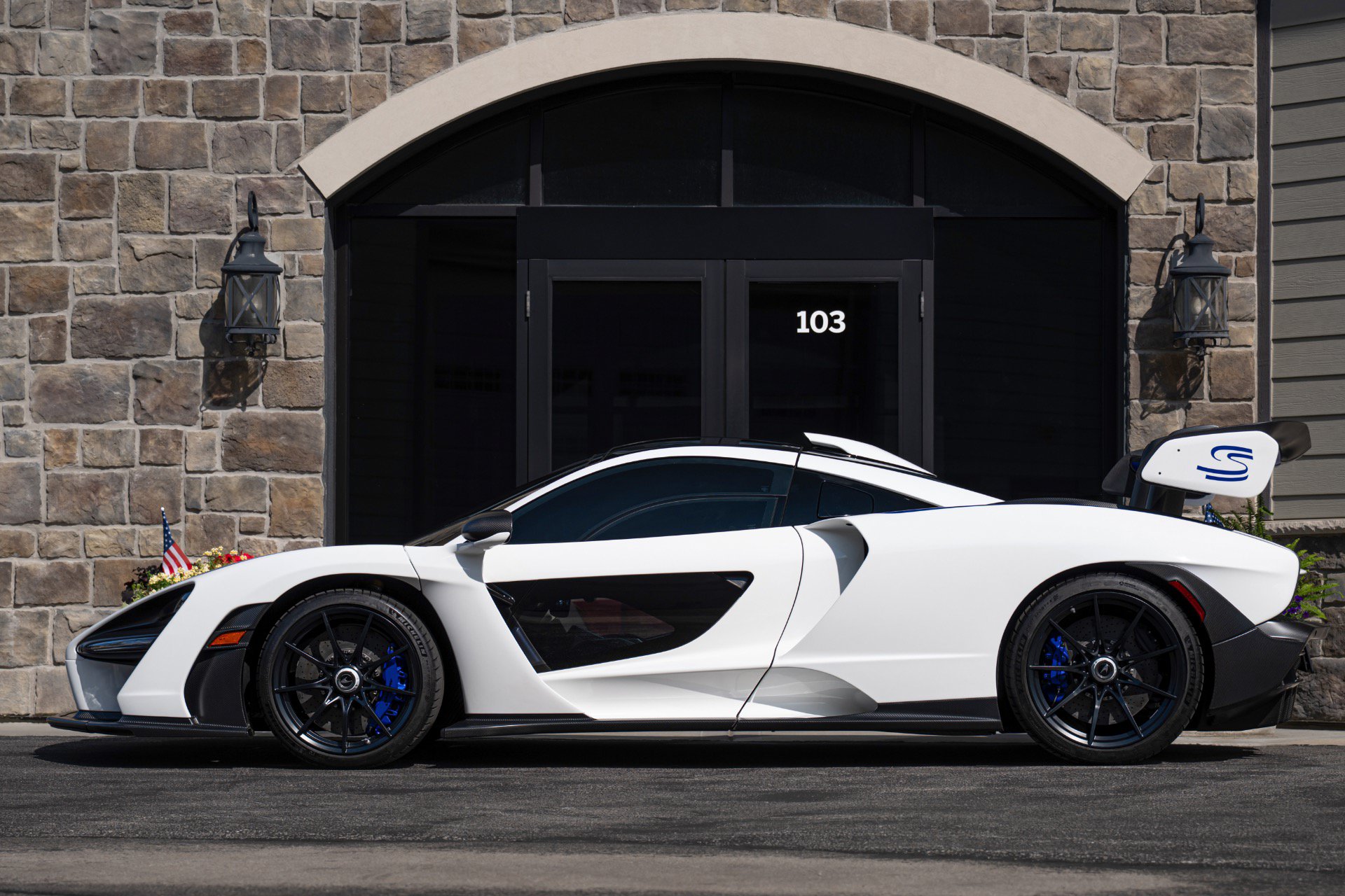 Used 2019 McLaren Senna RWD image 3