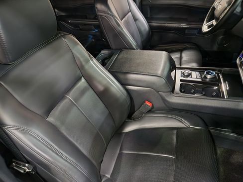 Used 2022 Ford Expedition XLT image 32