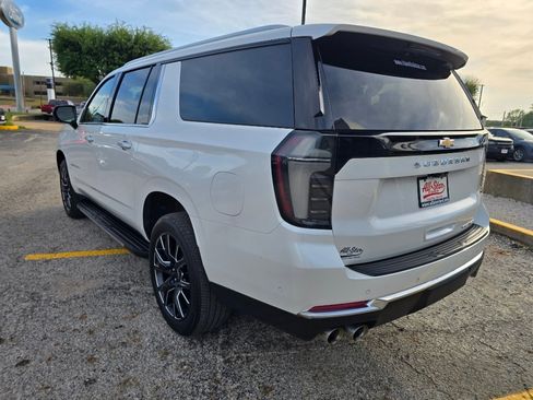 Used 2025 Chevrolet Suburban Premier image 7