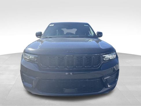 New 2025 Jeep Grand Cherokee Altitude image 2
