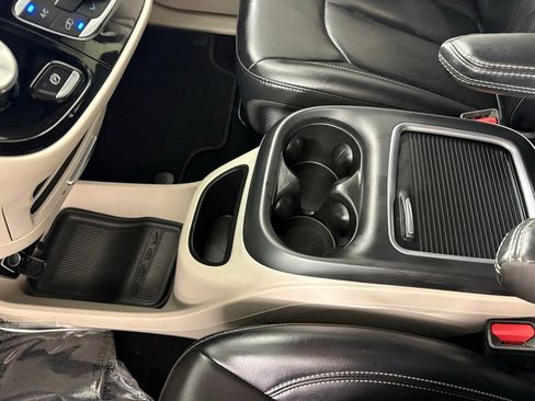Used 2023 Chrysler Pacifica Touring-L FWD image 36