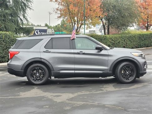 Used 2022 Ford Explorer XLT image 4