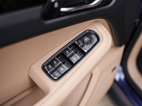 Used 2025 Porsche Macan image 30