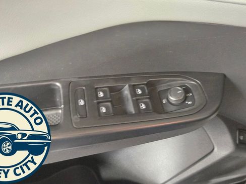 Used 2024 Volkswagen Taos SE image 18