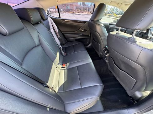 Used 2020 Lexus ES 300h w/ Premium Package image 15