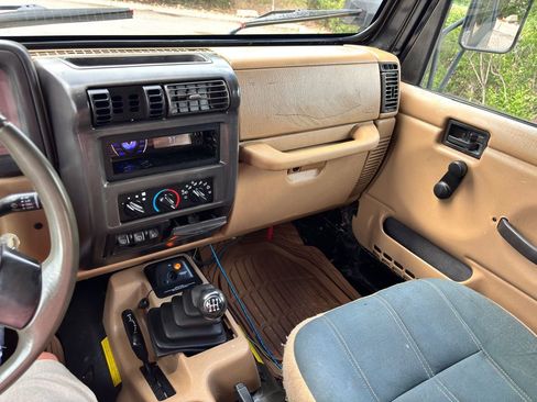 Used 2000 Jeep Wrangler Sahara AWD/4WD image 26