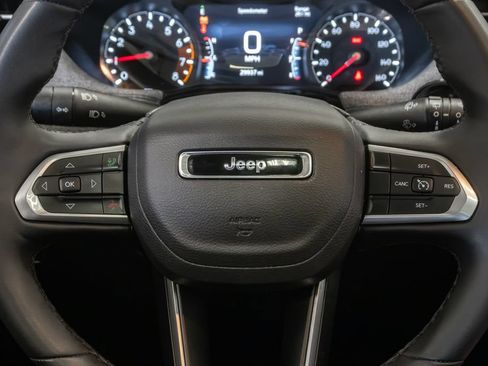 Used 2025 Jeep Compass Latitude w/ Sun & Sound Group AWD/4WD image 16