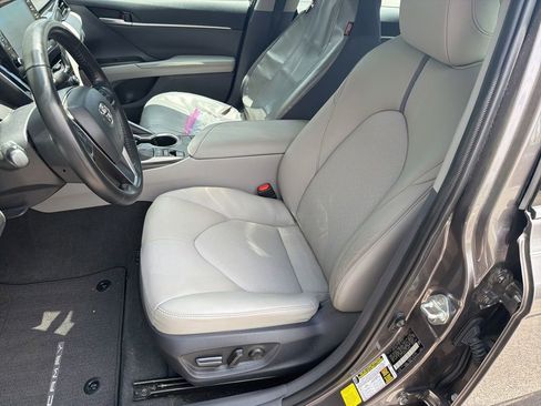 Used 2023 Toyota Camry XLE FWD image 5