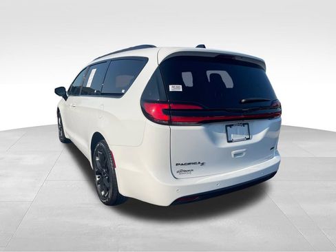 Used 2023 Chrysler Pacifica Touring-L w/ S Appearance Package AWD/4WD image 3