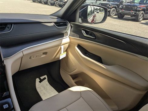 New 2025 Jeep Grand Cherokee Limited w/ Luxury Tech Group II image 17