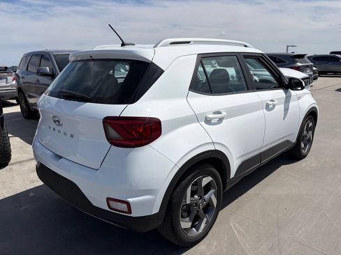 Used 2025 Hyundai Venue SEL FWD image 2