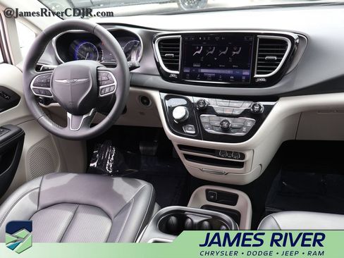 Used 2024 Chrysler Pacifica Touring-L FWD image 12