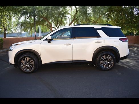 Used 2022 Nissan Pathfinder SV w/ SV Premium Package FWD image 4