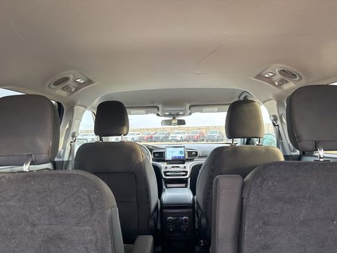 Used 2022 Ford Explorer XLT image 25