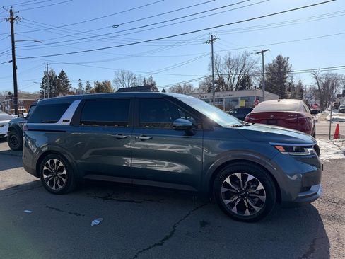 Used 2024 Kia Carnival EX image 4