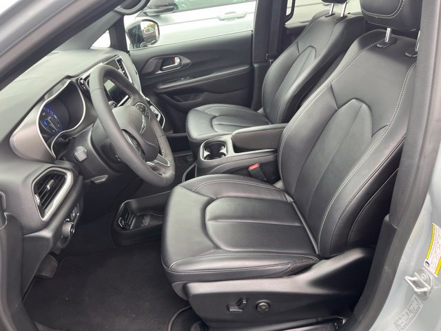 Used 2026 Chrysler Pacifica Select FWD image 9