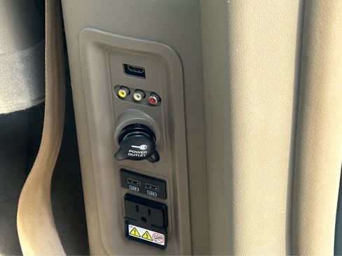 Used 2015 Chrysler Town & Country Touring w/ Driver Convenience Group image 11