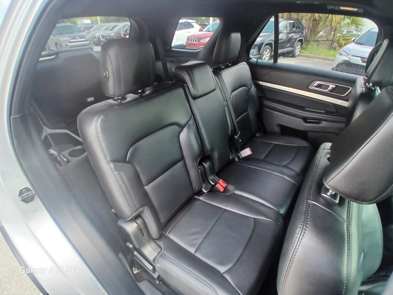 Used 2018 Ford Explorer XLT w/ Equipment Group 202A AWD/4WD image 18