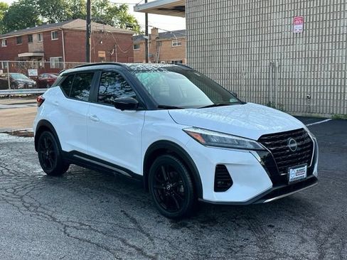 Used 2023 Nissan Kicks SR w/ SR Premium Package FWD image 3