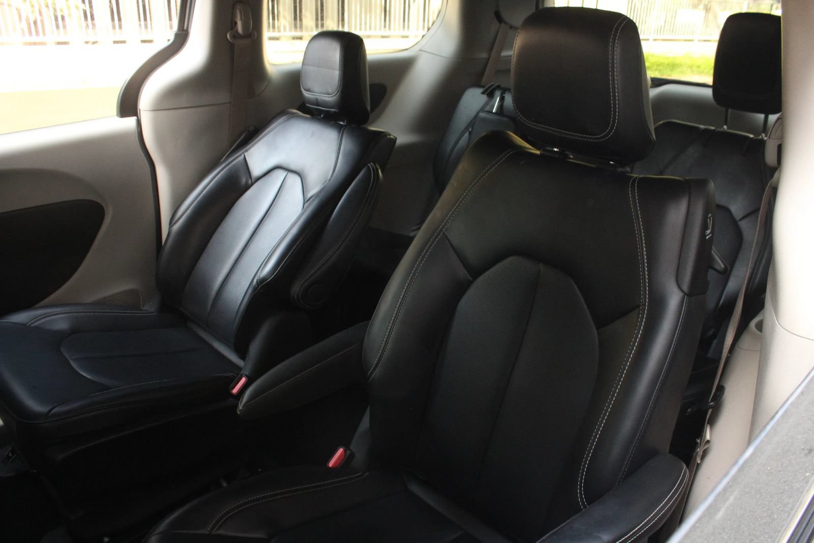 Used 2023 Chrysler Pacifica Touring-L FWD image 18