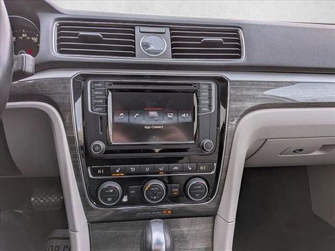 Used 2017 Volkswagen Passat 1.8T SE image 12