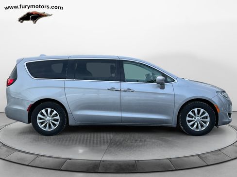 Used 2019 Chrysler Pacifica Touring Plus w/ Advanced Safetytec Group image 2