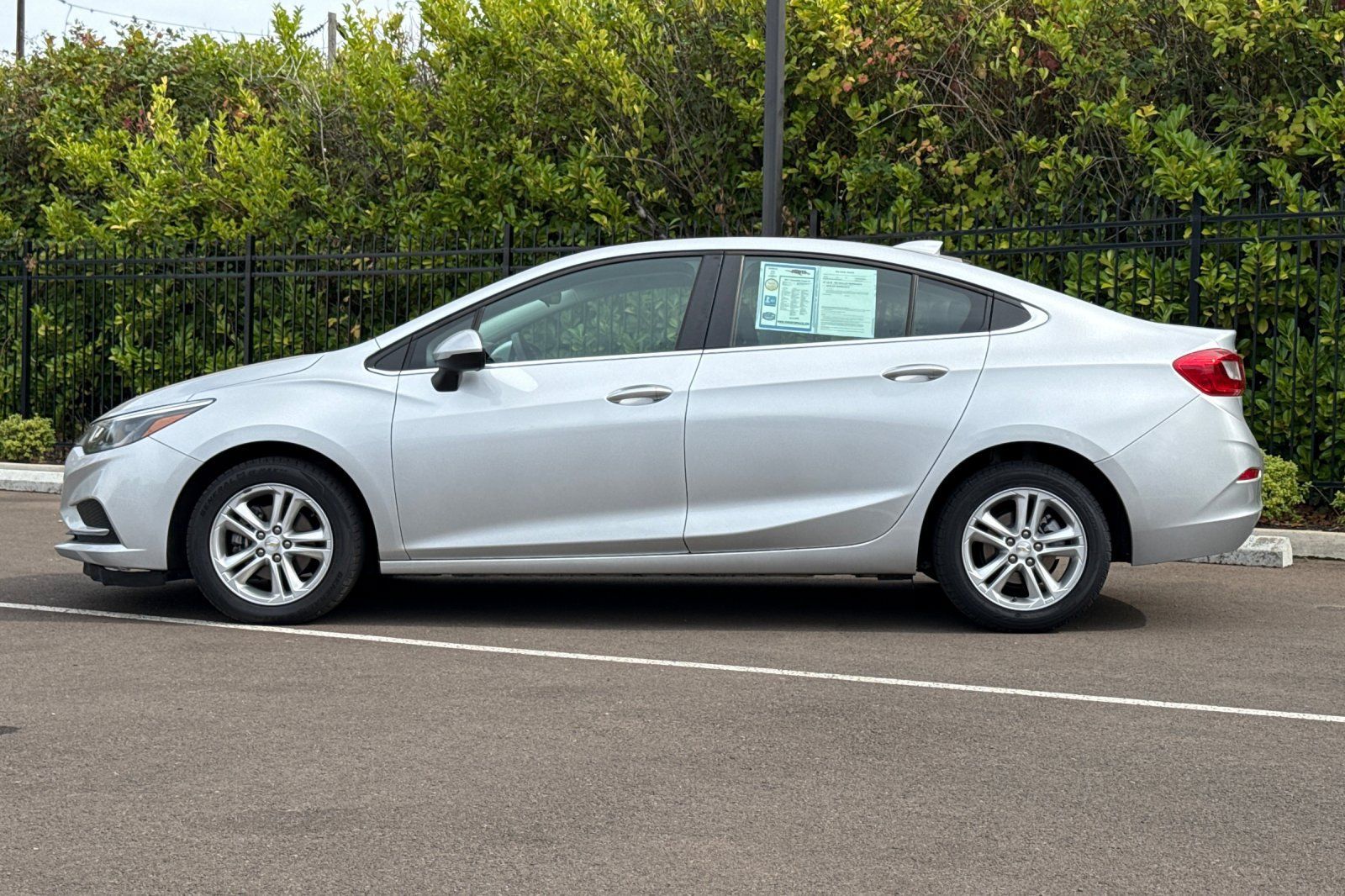 Used 2017 Chevrolet Cruze LT FWD image 7
